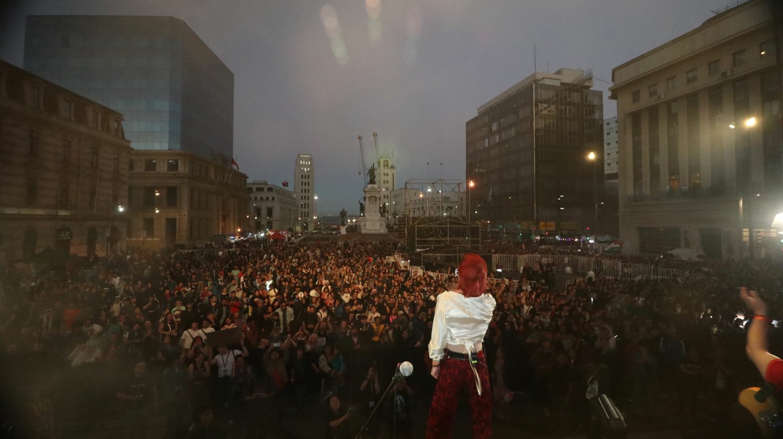 Gaspar Luna de espaldas frente a una plaza llena de público al atardecer